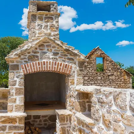 Hébergement de vacances Nice Home In Drnis With Wifi *