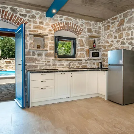 Hébergement de vacances Nice Home In Drnis With Wifi *