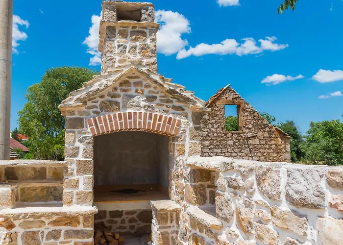 Hébergement de vacances Nice Home In Drnis With Wifi *