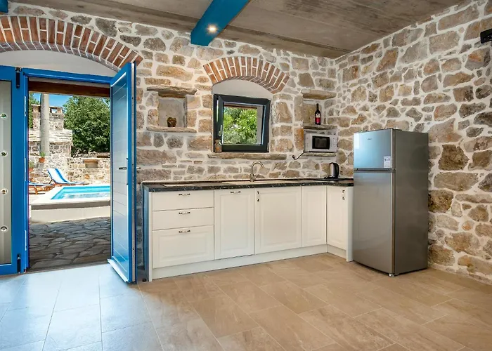 Hébergement de vacances Nice Home In Drnis With Wifi *